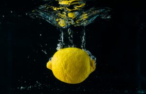 לימון בתוך מים