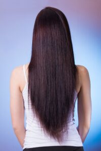 אישה עם שיער ארוך